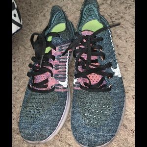 W’a Nike flynit free runs